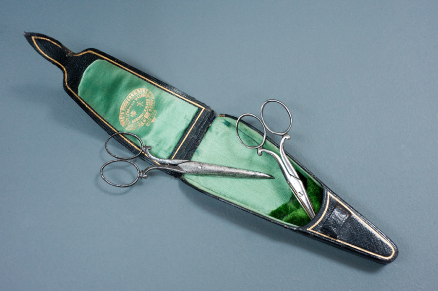 Etui mit Stickschere und Knopflochschere  Joseph Rogers u  Sons  19  Jhd   Sheffield