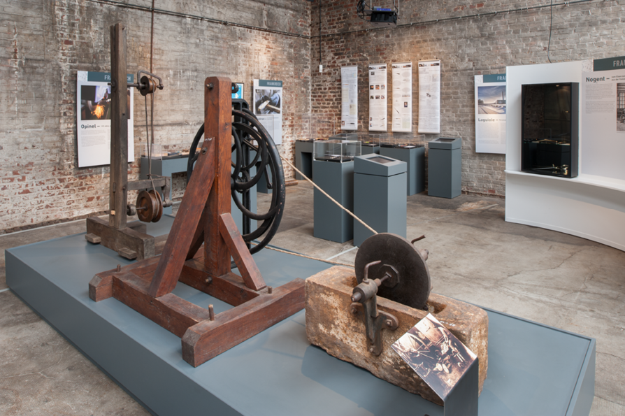 Teilansicht Ausstellungsraum  Schleifstellen Nogent  Mus e de la Coutellerie