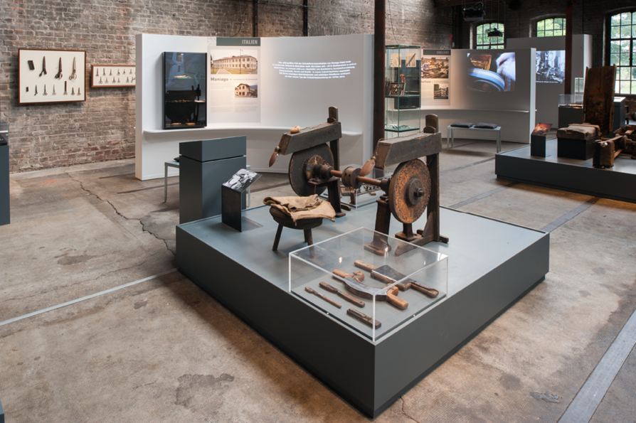 Teilansicht Ausstellungsraum  Schleifen Maniago